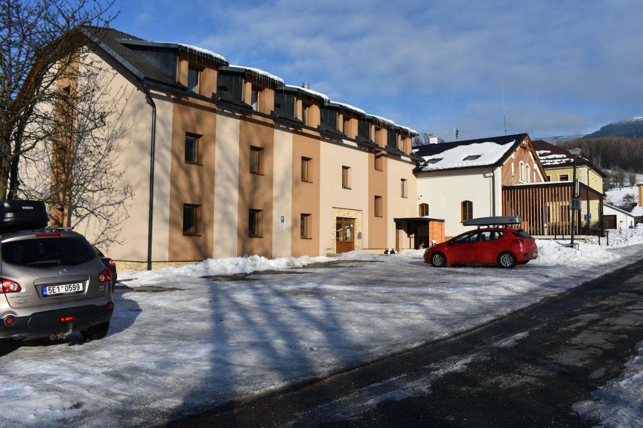 Apartma Fara Loučná nad Desnou Esterno foto